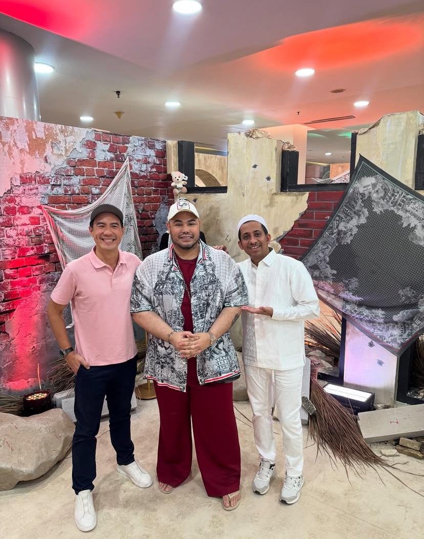 potret seleb di instalasi fashion Ivan Gunawan untuk Palestina