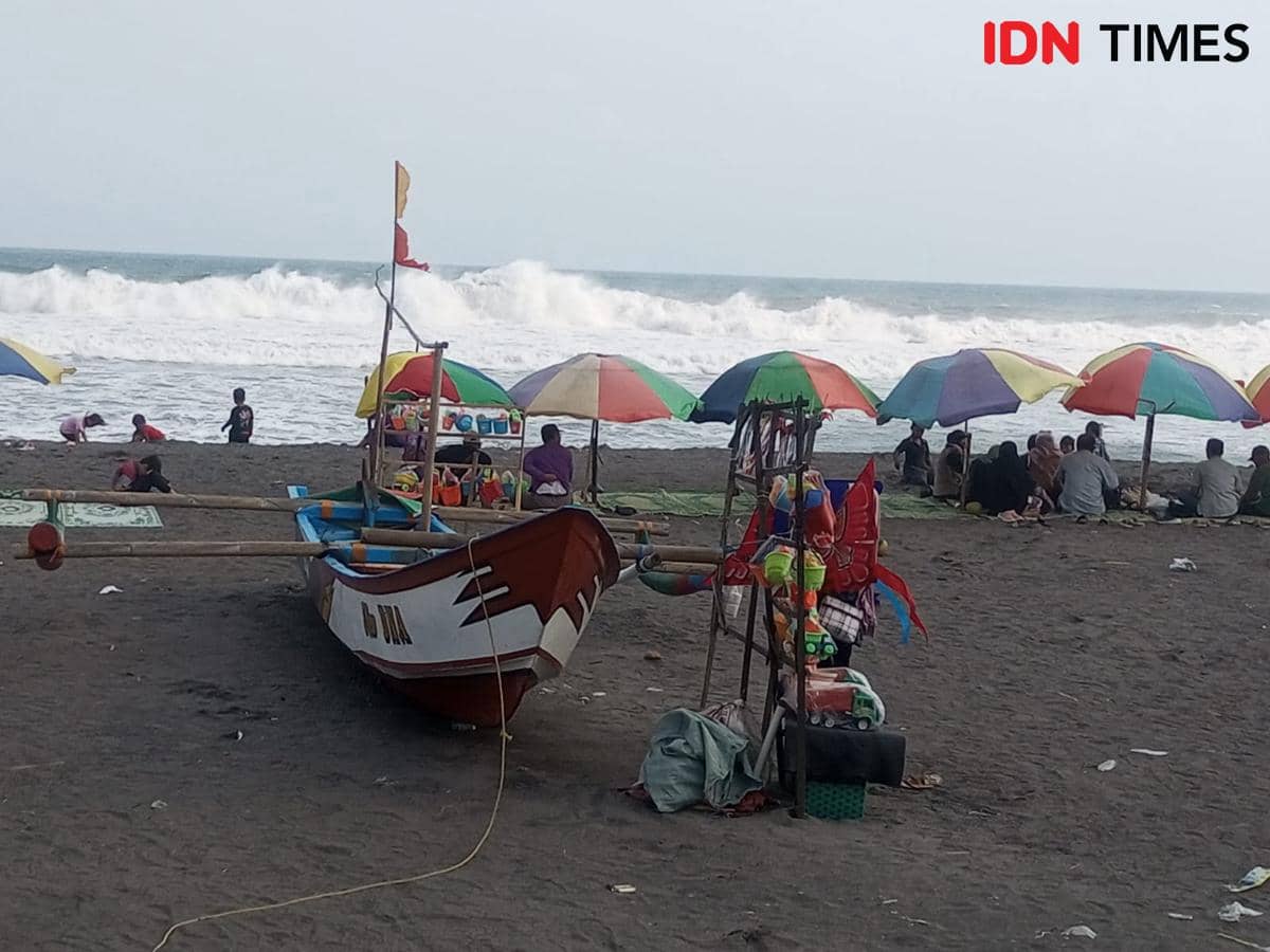 Ilustrasi wisatawan di Pantai Depok, Bantul