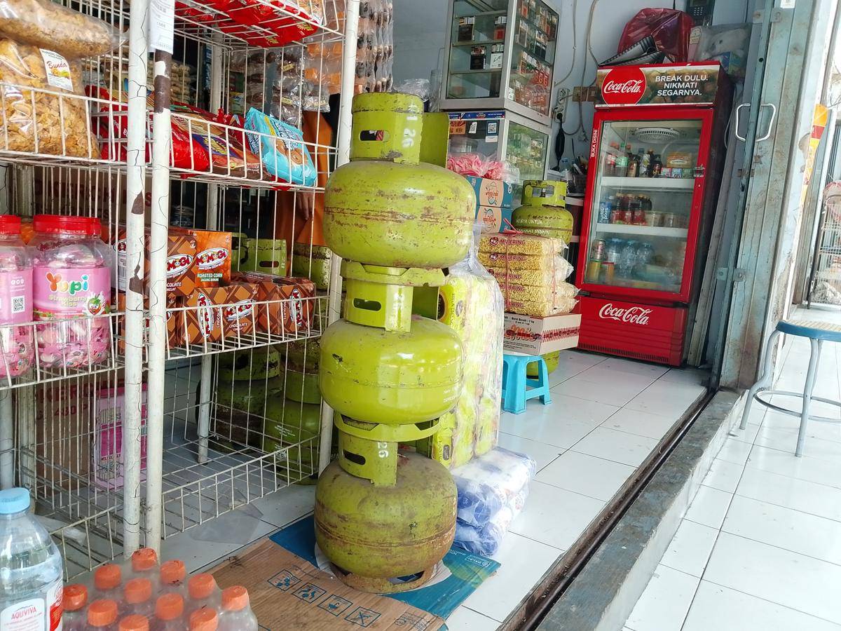 Tumpakan tabung gas kosong di toko-toko kecamatan Parang. IDN Times/Riyanto.