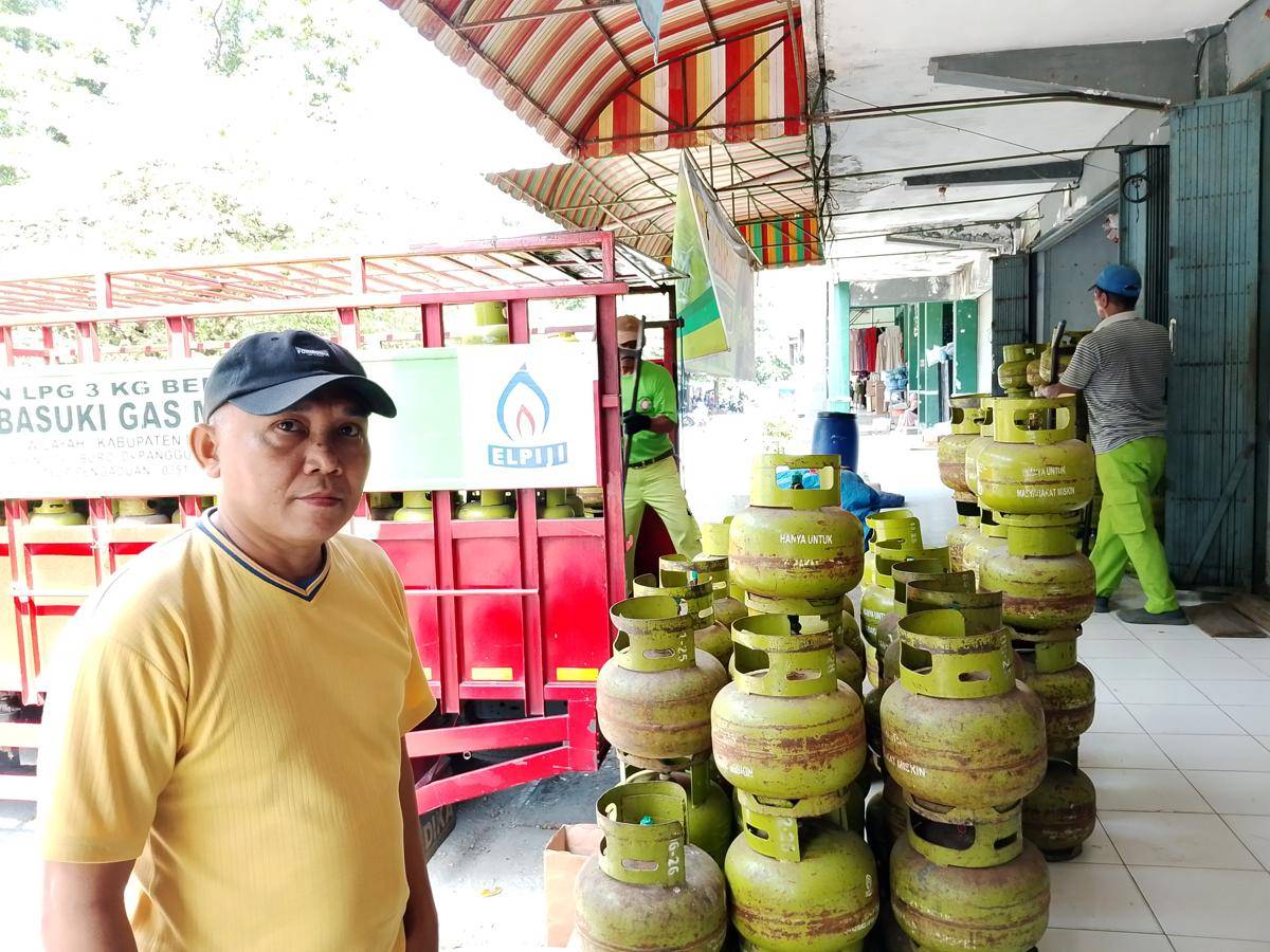 Tumpukan tabung kosong di sejumlah pangkalan pada kecamatan Parang. IDN Times/Riyanto.