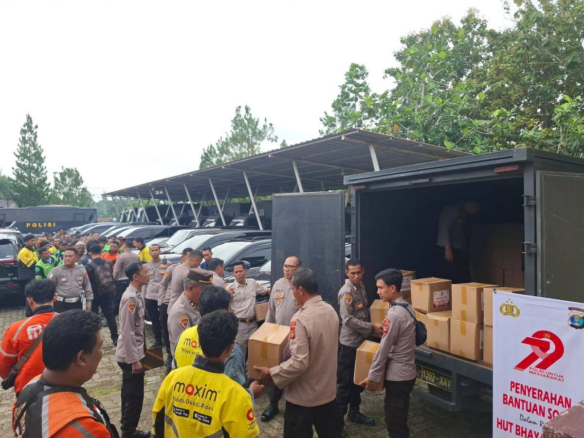 Momen Polda Lampung membagikan sembako kepada Ojol. (IDN Times/istimewa)