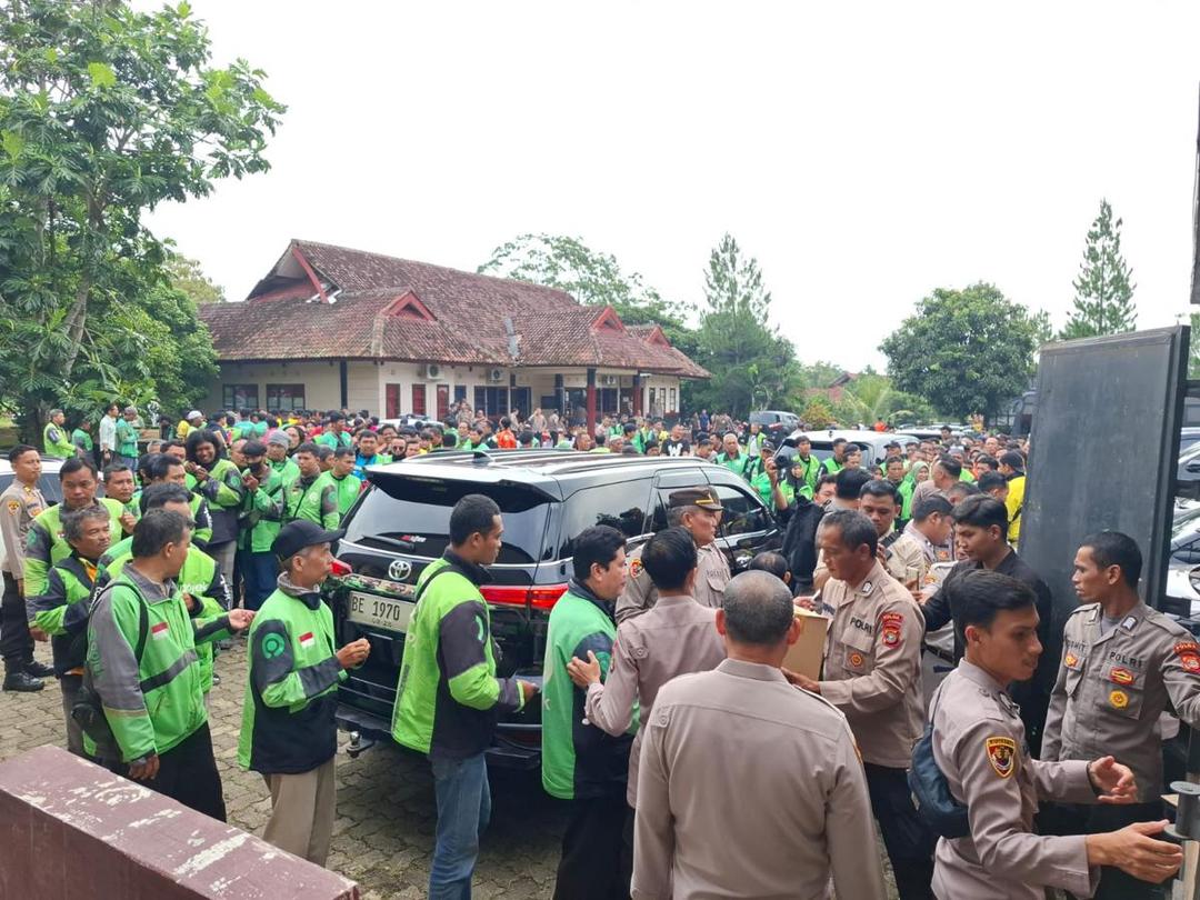 Hari Bhayangkara Polda Lampung Bagikan Paket Sembako untuk Driver Ojol