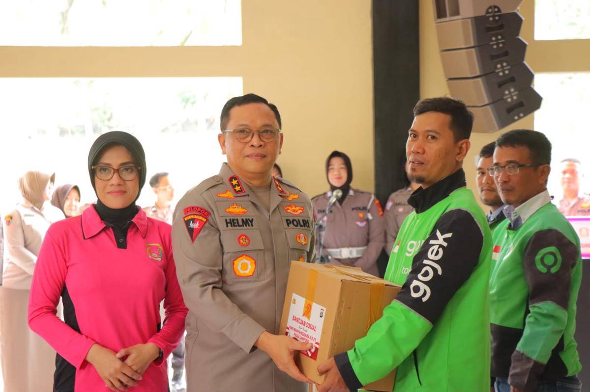 Momen Polda Lampung membagikan sembako kepada Ojol. (IDN Times/istimewa)