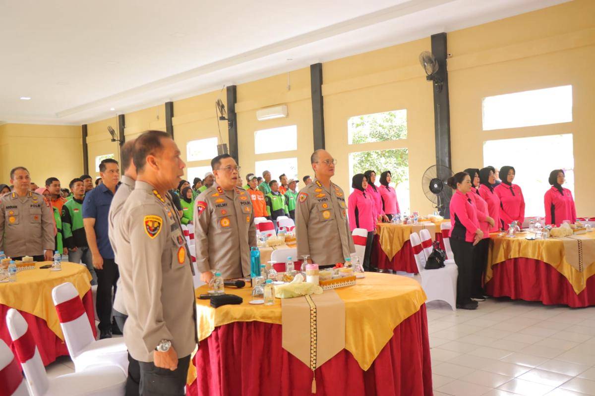 Momen Polda Lampung membagikan sembako kepada Ojol. (IDN Times/istimewa)