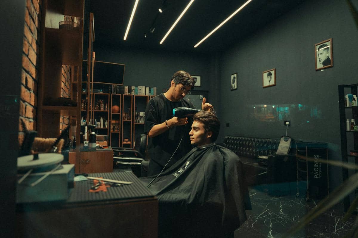 ilustrasi pria di barbershop