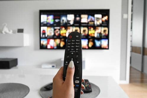 Ilustrasi menonton TV (Pixabay.com / @Mohamed_hassan) 