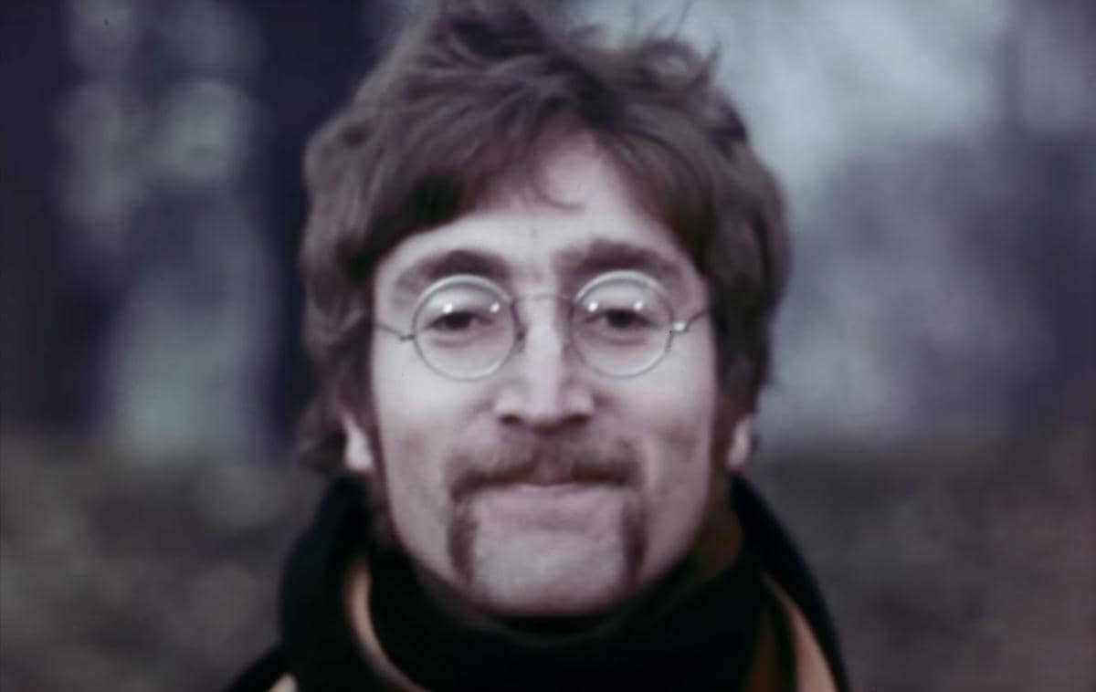 John Lennon dalam video musik "Penny Lane"