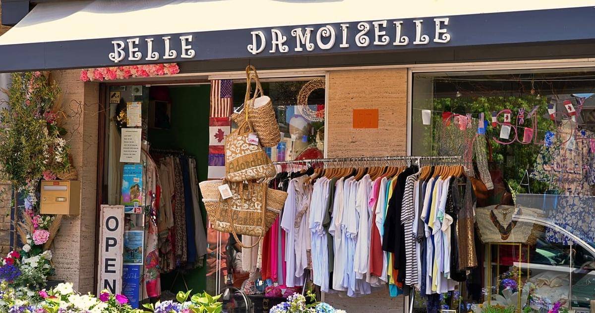 ilustrasi belanja oleh-oleh saat traveling