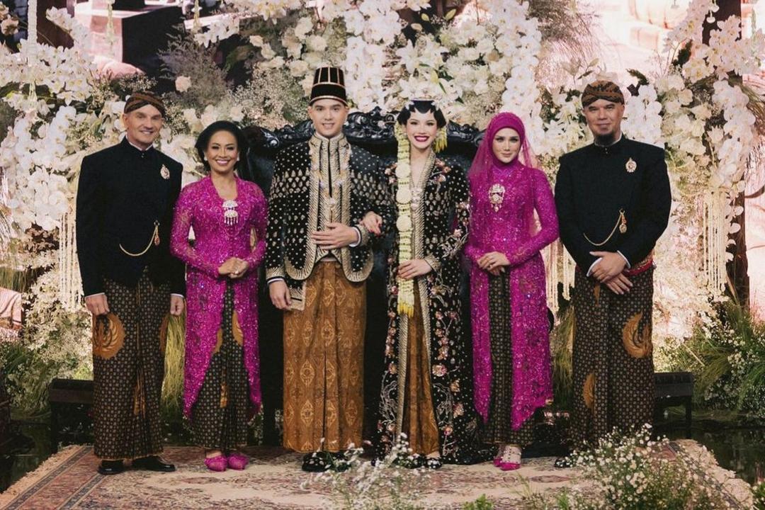 7 Gaya Mulan Jameela Vs. Ibu Alyssa Daguise di Rangkaian Pernikahan Al