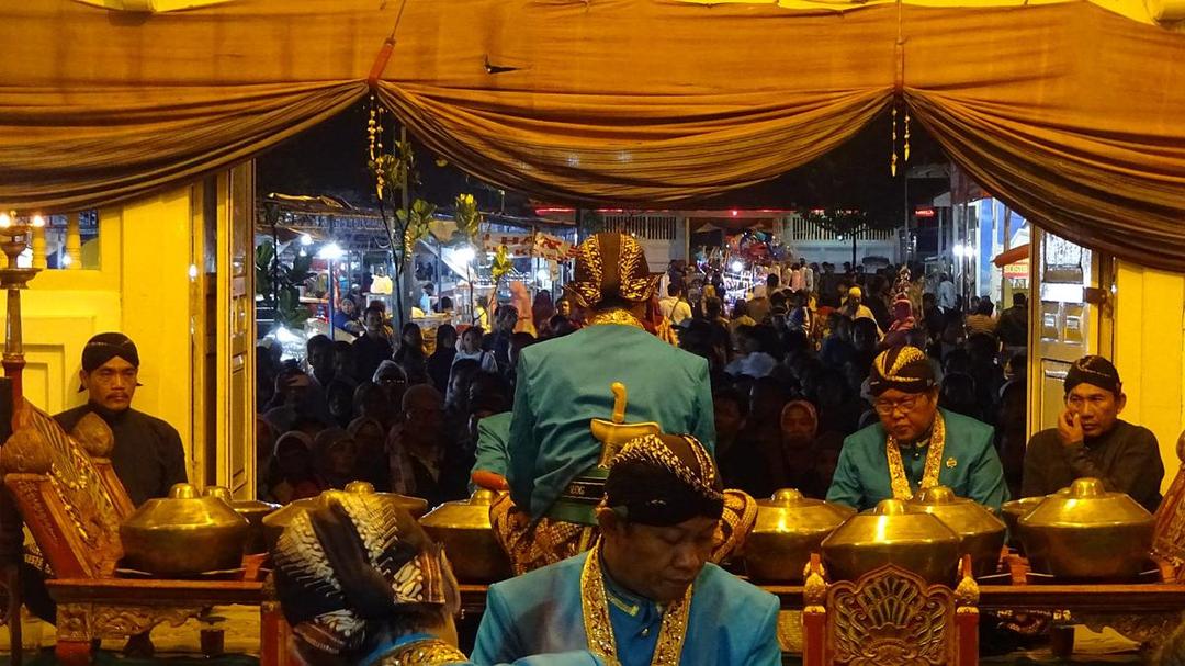 1600px-Gamelan_Sekaten_Kanjeng_Kiai_Guntur_Madu_dalam_Acara_Sekaten_di_Yogyakarta.jpg