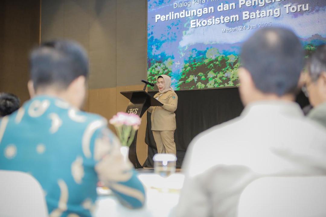 Kepala Dinas Lingkungan Hidup dan Kehutanan Sumatera Utara, Ir. Yuliani Siregar menyampaikan laporan.jpg