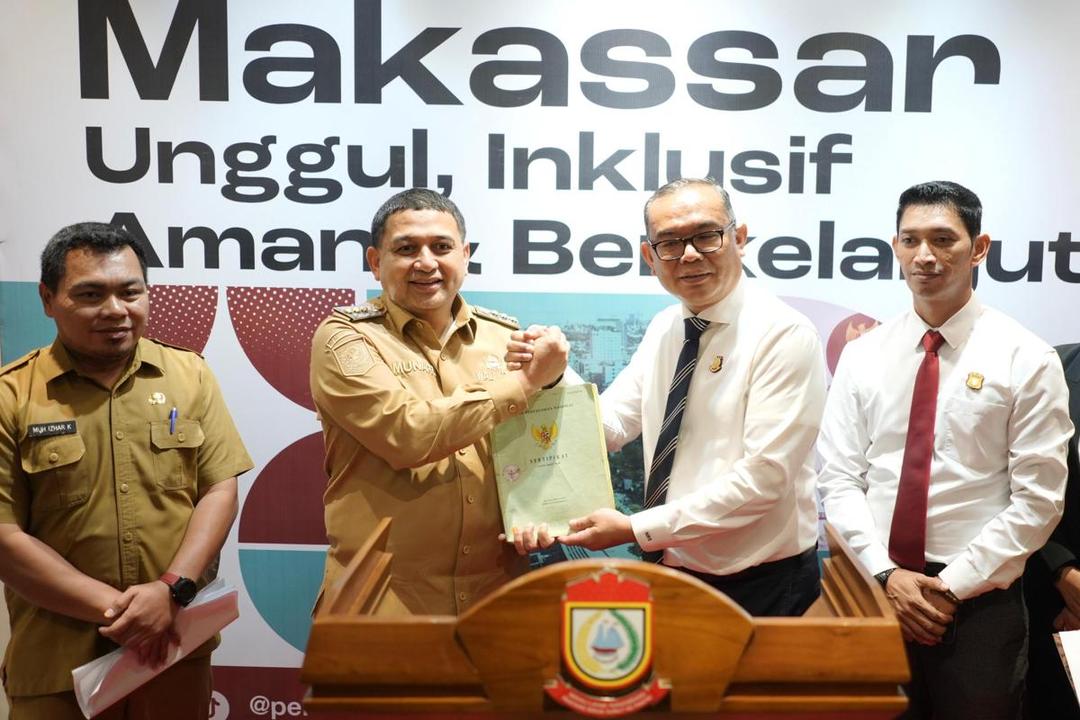 Wali Kota Makassar, Munafri Arifuddin, menerima sertipikat tanah seluas 15.000 meter persegi di kawasan Pemda Manggala dari Kejari Makassar di Balai Kota, Senin (23/6/2025). (Dok. Humas Pemkot Makassar)