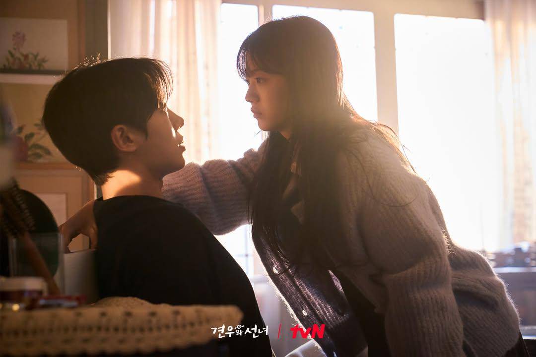 Park Seong Ah (Cho Yi Hyun) dan Bae Gyeon Woo (Choo Young Woo) di drakor Head Over Heels (instagram.com/tvn_drama)