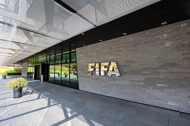 Pintu masuk kantor pusat FIFA di Zurich (iStock/JetllnerImages)