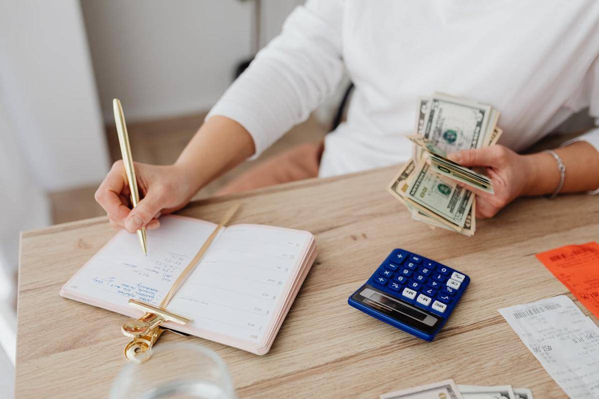 ilustrasi budgeting (pexels.com/Kaboompics.com)