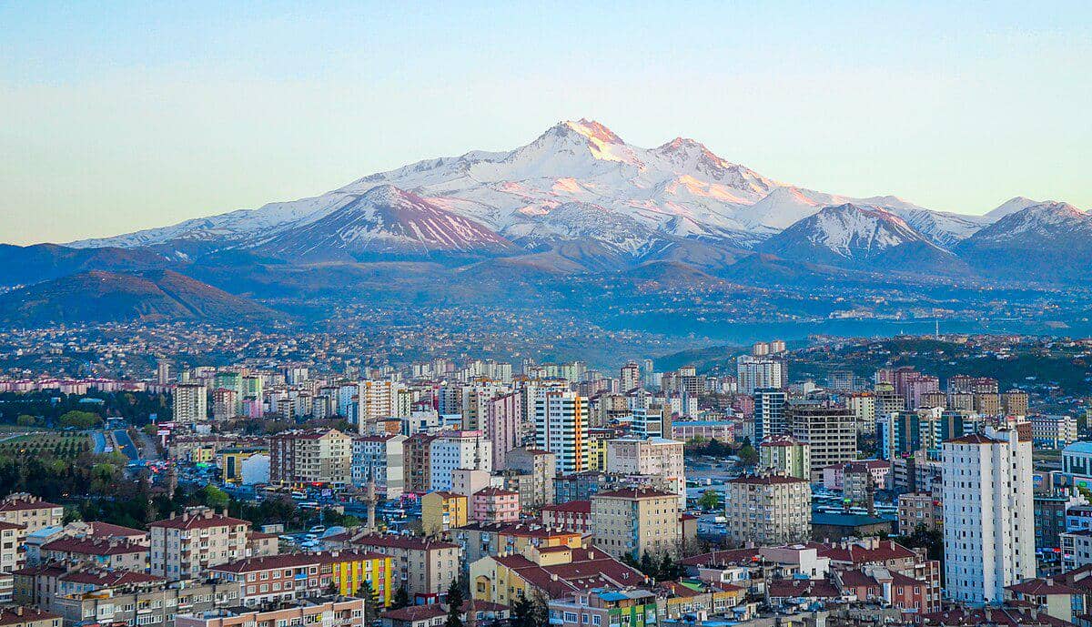 Pemandangan Gunung Erciyes dari timur laut.