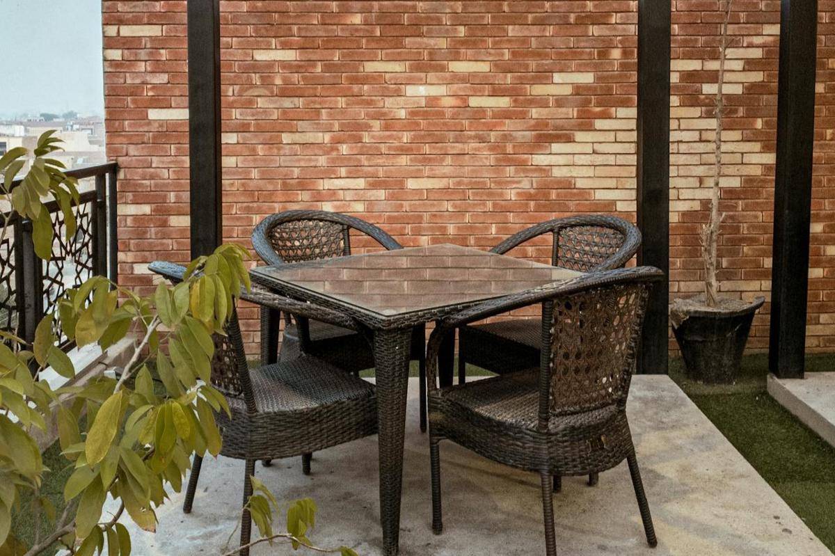 ilustrasi warna gelap pada furnitur outdoor
