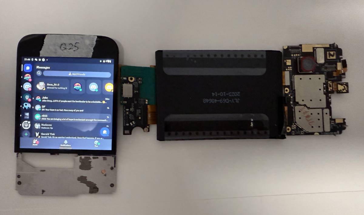 Zinwa Q25 dibekali conversion kit yang memungkinkan pengguna melakukan modifikasi sendiri pada perangkat lawas BlackBerry Classic (zinwa.cn)