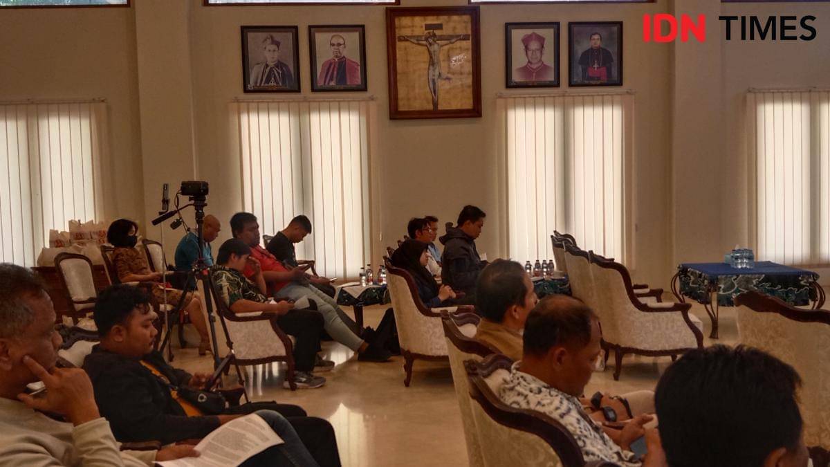 Sejumlah wartawan menyimak materi yang disampaikan Uskup Agung Semarang Monsinyur Robertus Rubiyatmoko di ruang utama Sekretariat Keuskupan Agung Semarang Jalan Pandanaran Randusari. (IDN Times/Fariz Fardianto)
