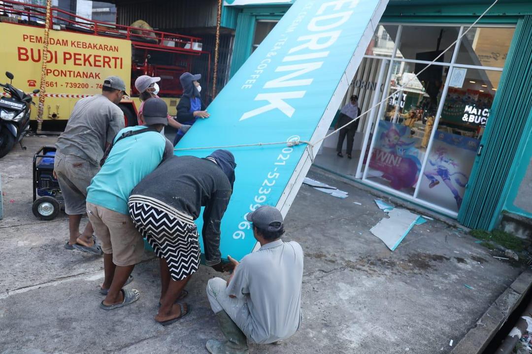Bandel Tak Urus Izin, Kafe di Pontianak Dibongkar Satpol PP