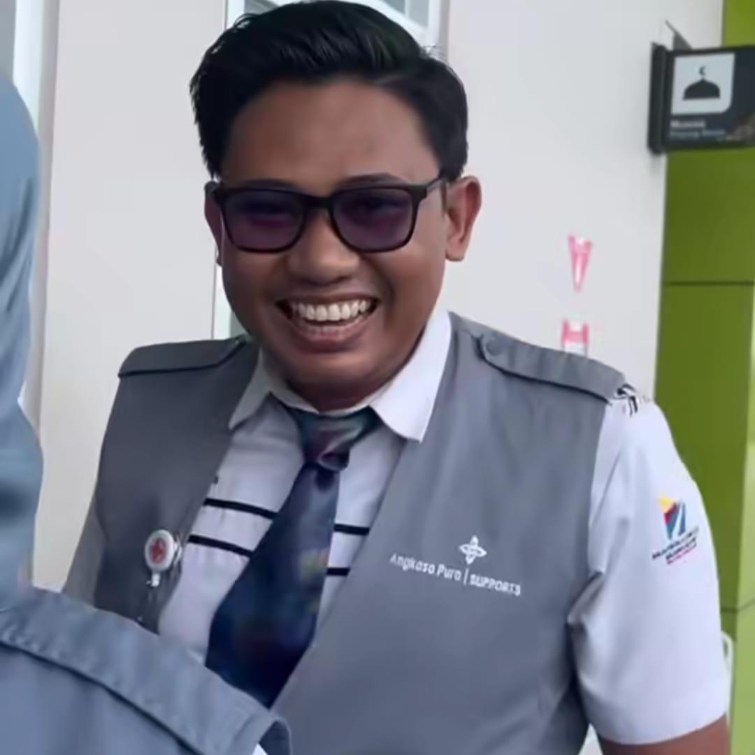 Petugas di Stasiun Mandai tampak tertawa saat dimarahi oleh seorang penumpang usai anaknya ditolak naik kereta karena dianggap tidak memiliki tiket. (Tangkapan layar video)