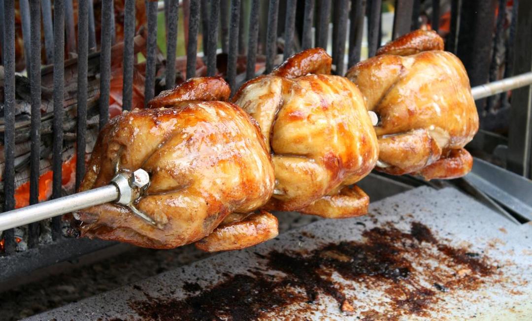 vecteezy_grilling-chicken-outside_1901533.JPG