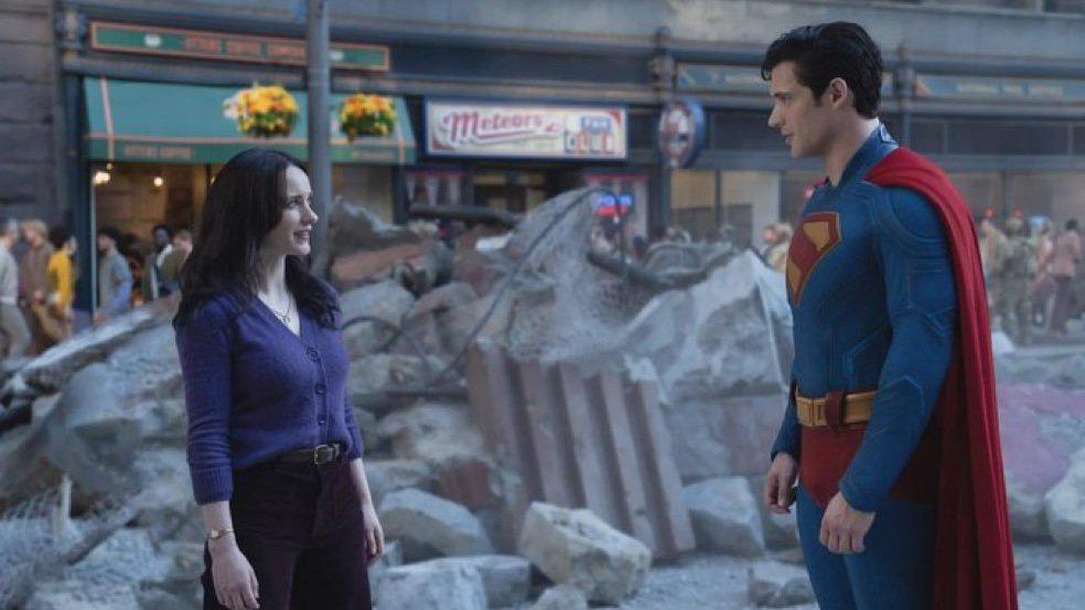 Rachel Brosnahan dan David Corenswet dalam Superman