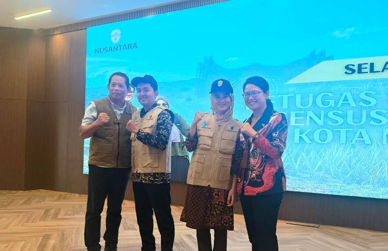 Dua perwakilan PPL setalah disematkan topi dan rompi petugas oleh Deputi Alimuddin dan Kepala BPS Kaltim Yusniar Juliana (IDN Times/Ervan)
