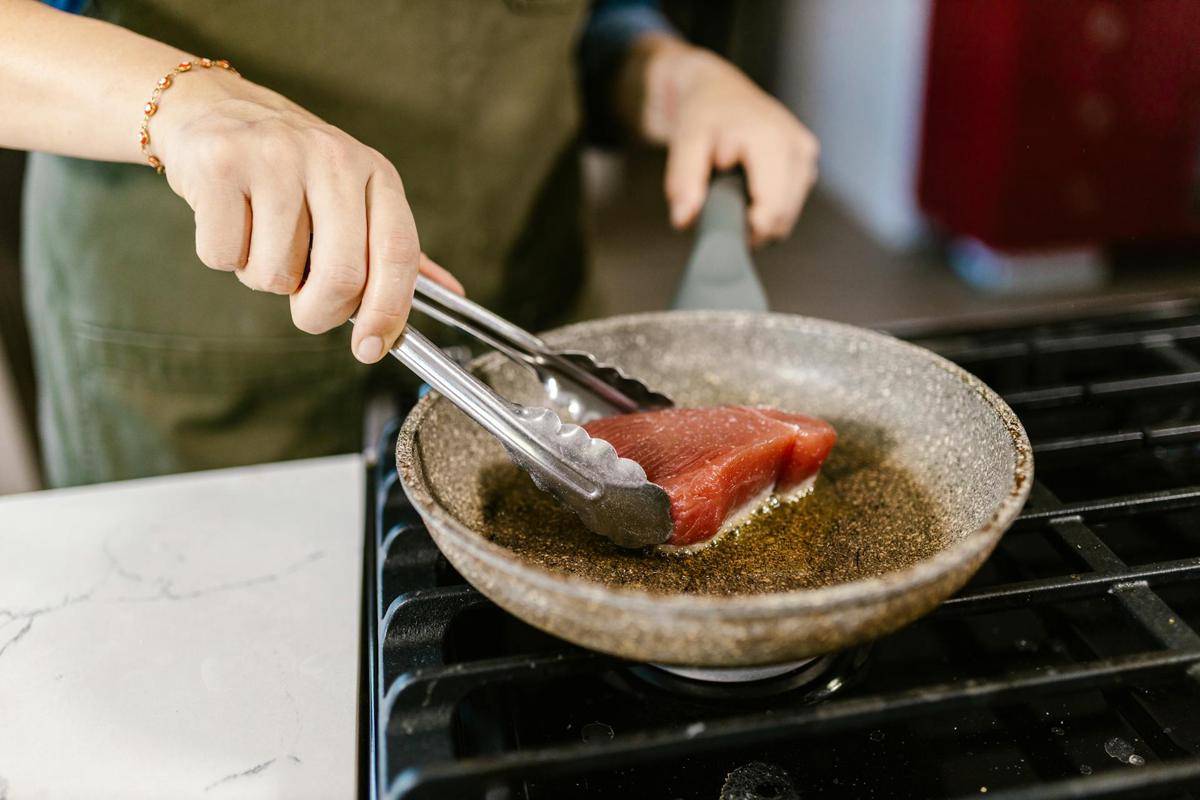 ilustrasi memanggang salmon (pexels.com/RDNE Stock project)