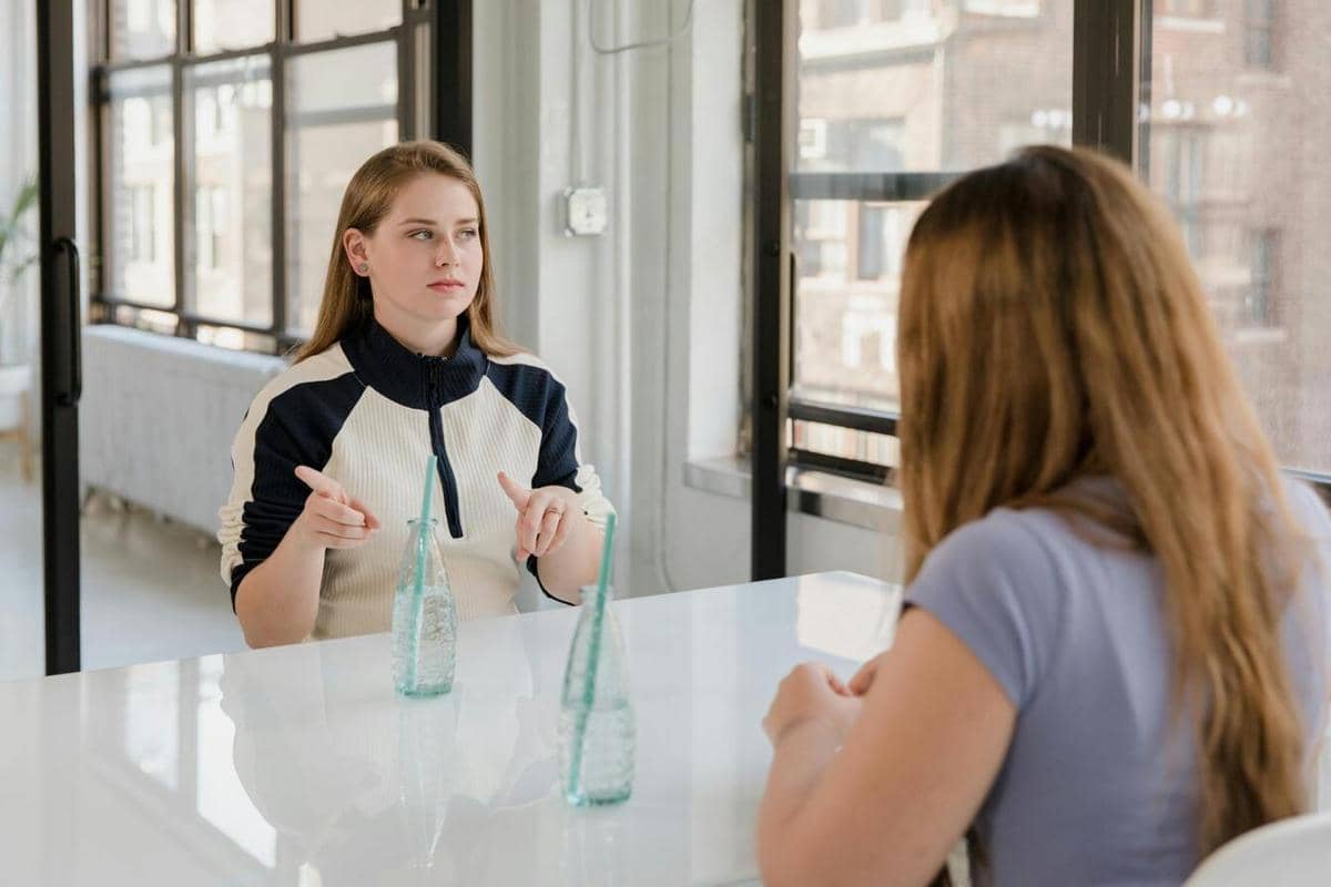 ilustrasi orang berbincang serius