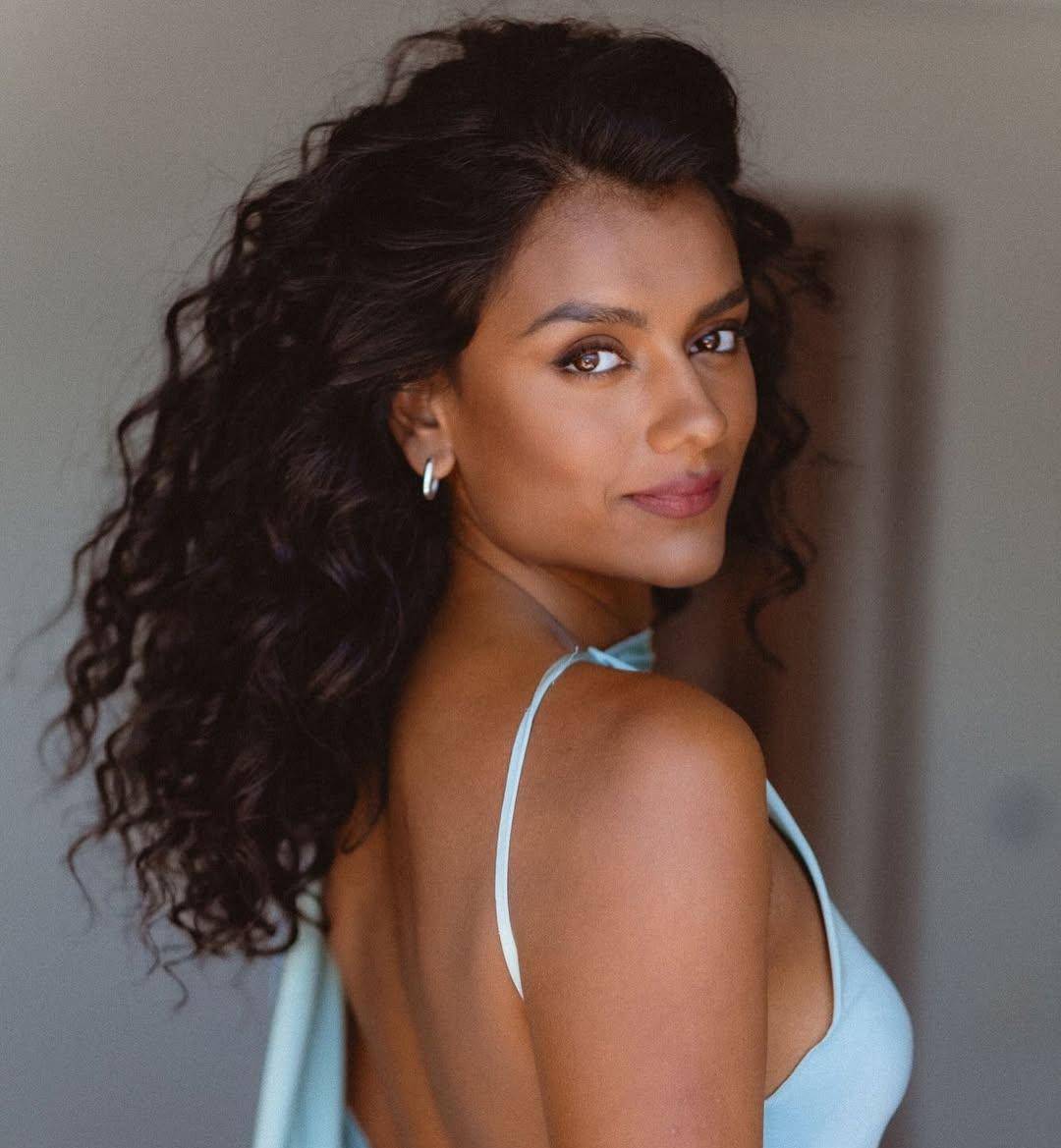 Inspirasi makeup ala Simone Ashley (instagram.com/simoneashley)