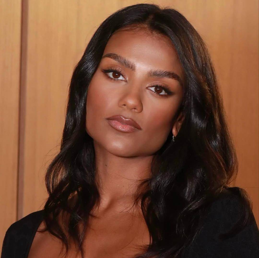 Inspirasi makeup ala Simone Ashley (instagram.com/simoneashley)