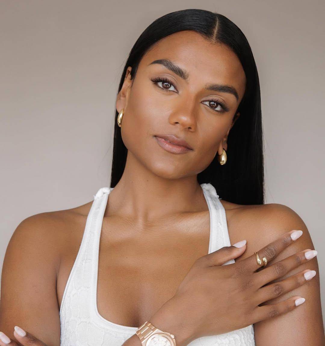 Inspirasi makeup ala Simone Ashley (instagram.com/simoneashley)