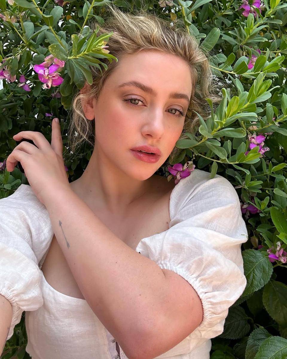 Gaya makeup Lili Reinhart (instagram.com/lilireinhart)