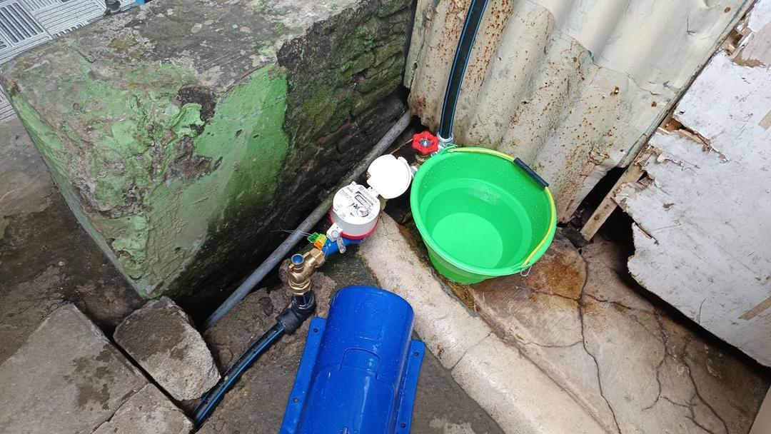 Sambungan baru di salah satu rumah warga penerima manfaat program sambungan air gratis di Lorong 4, Jalan Monumen Emmy Saelan, Kelurahan Tidung, Kecamatan Rappocini, Makassar, Kamis (26/6/2025). (IDN Times/Asrhawi Muin)