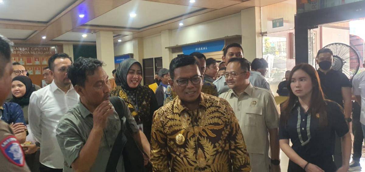 Andra Soni saat meninjau pelayanan Samsat