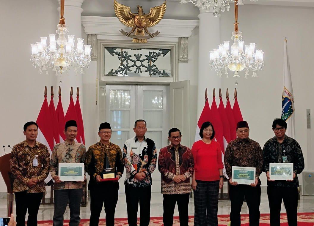 Penyerahan Piala Masjid Eco Friendly