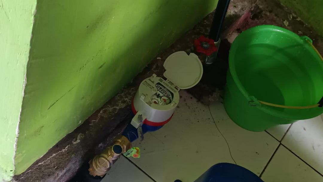 Sambungan baru di salah satu rumah warga penerima manfaat program sambungan air gratis di Lorong 4, Jalan Monumen Emmy Saelan, Kelurahan Tidung, Kecamatan Rappocini, Makassar, Kamis (26/6/2025). (IDN Times/Asrhawi Muin)