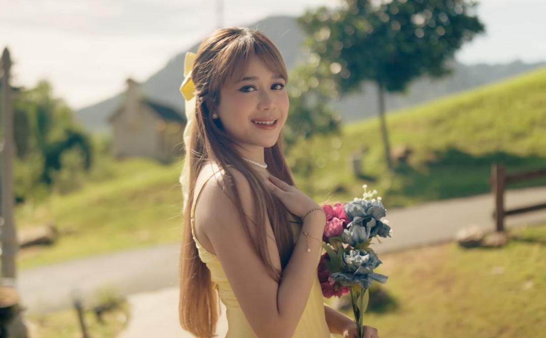 MV "Kisah Baru Orang Lama" - Brisia Jodie