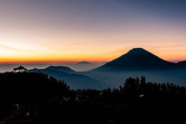 Bukit sikunir Dieng (pinterest.com/JogloWisata)