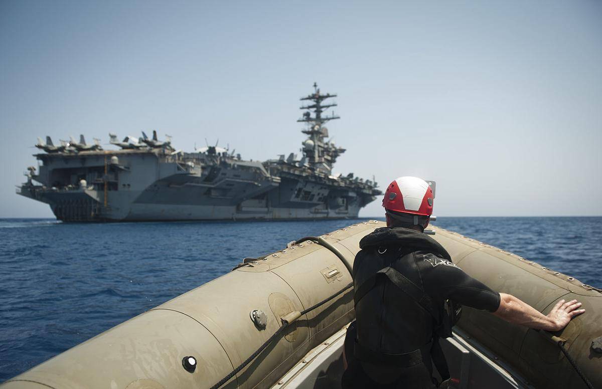 potret kapal karet yang sedang mendekati USS Nimitz dalam sebuah latihan SAR (commons.wikimedia.org/Raul Moreno Jr)