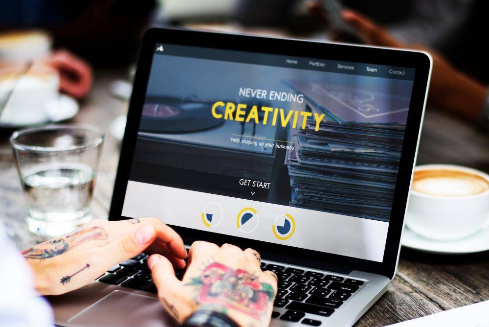 ilustrasi portofolio magang (freepik.com/rawpixel.com)