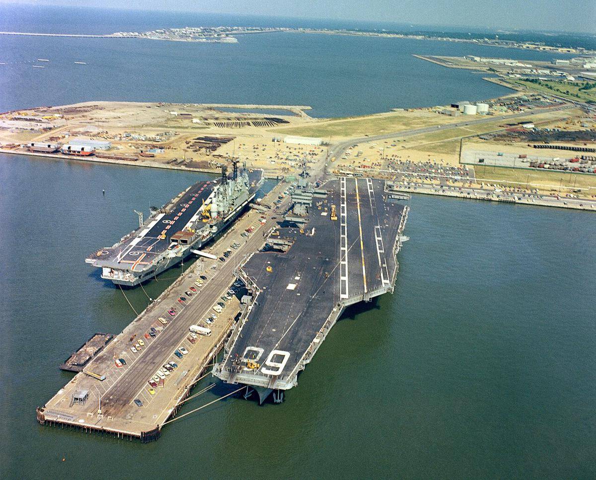 potret perbandingan besarnya ukuran USS Nimitz (kanan) dan kapal induk milik AL Inggris, HMS Ark Royal (kiri) yang telah dipensiun (commons.wikimedia.org/US Navy)