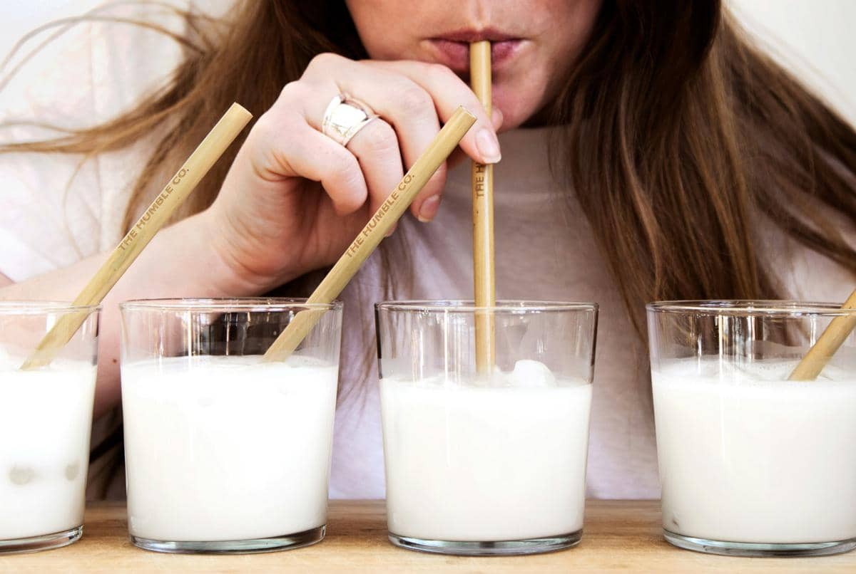 ilustrasi minum susu sapi (unsplash.com/The Humble Co)