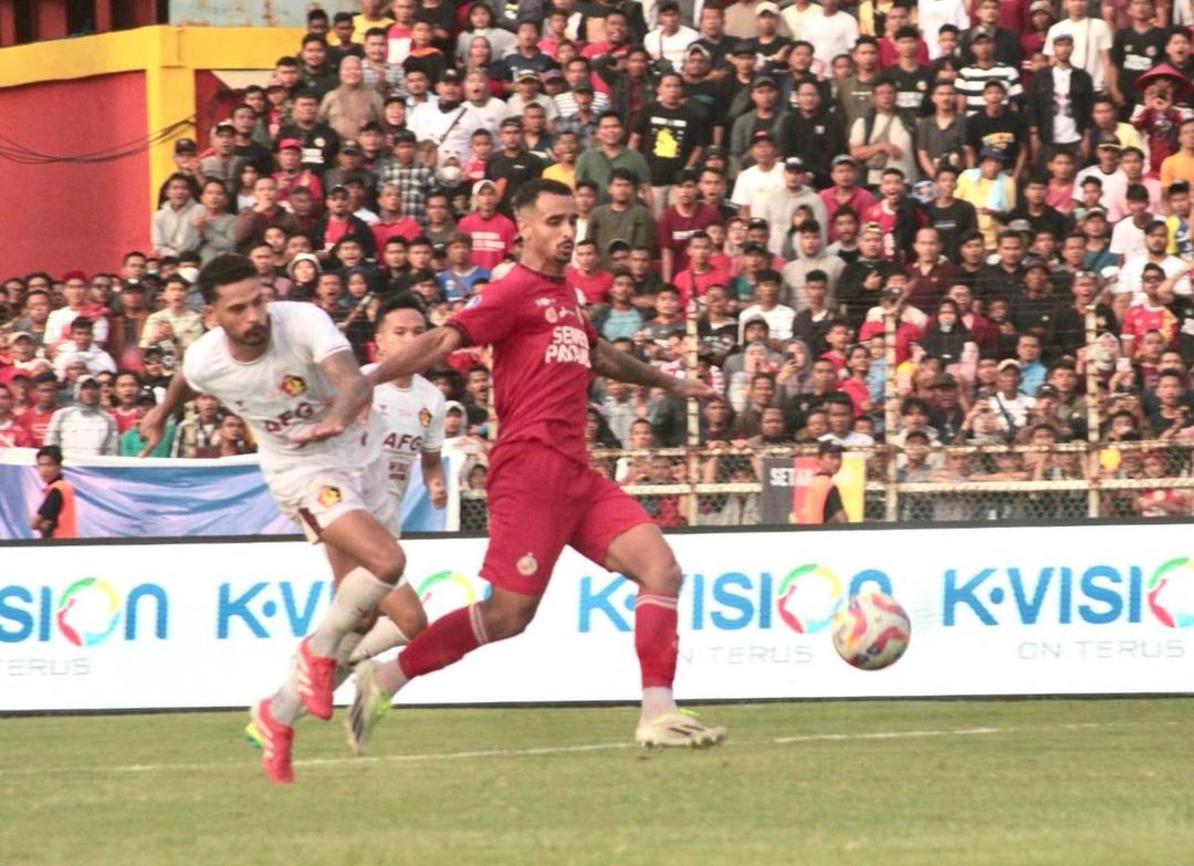 Pemain Semen Padang FC, Bruno Gomes saat menghadapi Persik Kediri (Foto: IDN Times/Halbert Caniago)