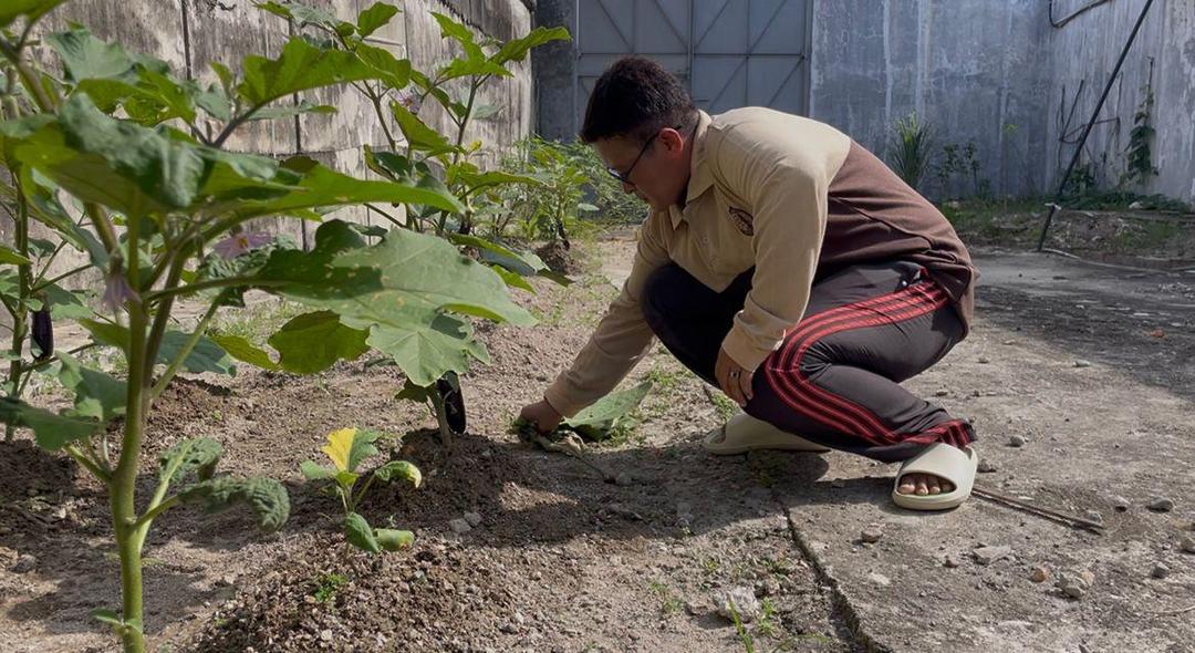 Seorang warga binaan perempuan sedang membersihkan tanaman sayur (Foto: IDN Times/Halbert Caniago)