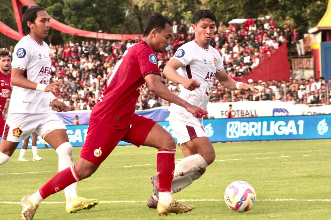 Pemain Semen Padang FC, Rosad Setiawan menggiring bola (Foto: IDN Times/Halbert Caniago)