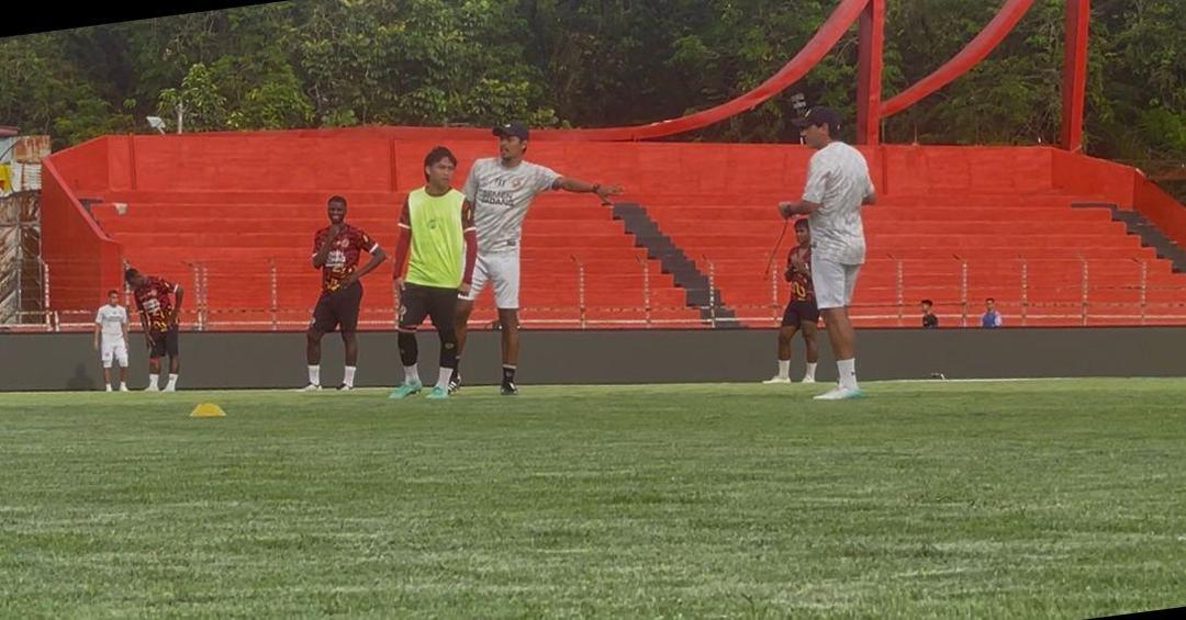 Tim Semen Padang FC latihan di Stadion H Agus Salim Padang (Foto: IDN Times/Halbert Caniago)