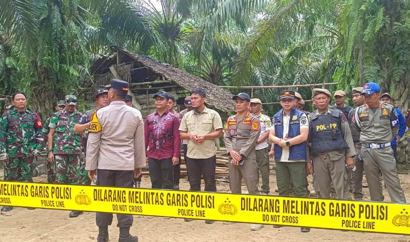 Garis polisi dipasang oleh tim gabungan usai pembongkaran salah satu lokasi perjudian di Penajam (IDN Times/Ervan)