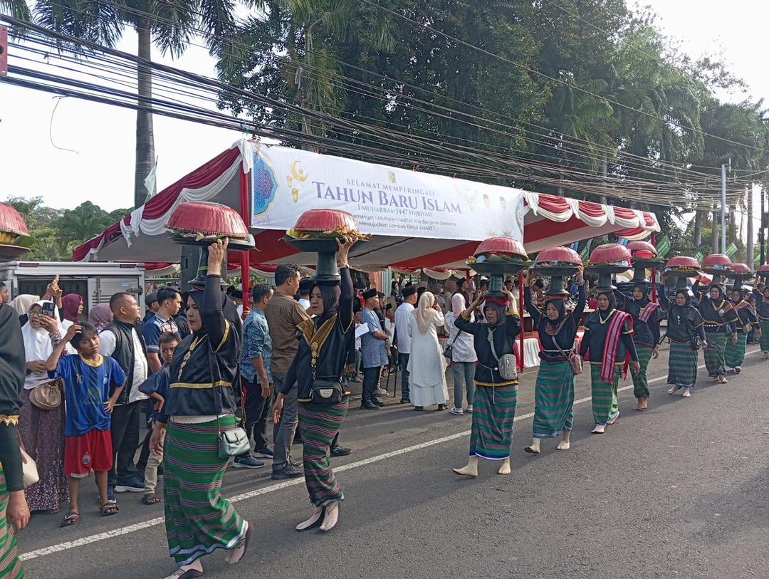 Meriah! Warga Pengadangan Lotim Lakukan Parade Ribuan Dulang
